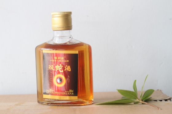 潘氏中医蚁利康双蛇酒，是风湿、类风湿、腰酸背痛、骨质增生等人群的养生佳品