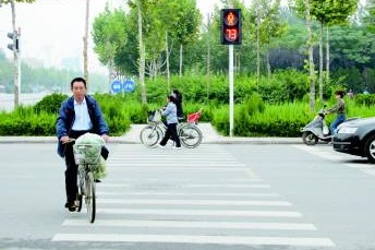公安部：明年起闯红灯扣分提高到6分 