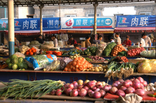 国内菜价连续走低 江城菜价却纹丝不动 