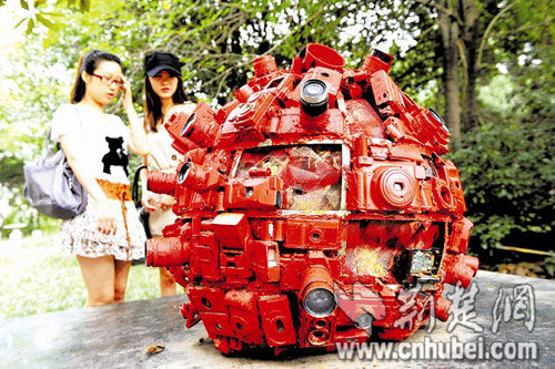 武大最牛雕塑遭人恶意撬毁 