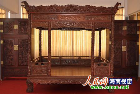秋展会上一大奇观 一件百鸟朝凤床标价980万 