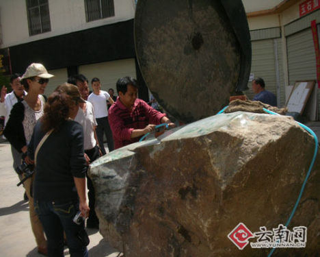 5吨翡翠毛料昨在云南芒市开刀 