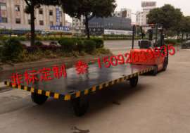 实心轮胎拖车，10T大吨位运输拖车，平板运输车，厂区车，10T载货拖车 我公司长期致力于研究开发使用于厂区专用的运输货物的车辆，这种平板拖车在厂区使用效率大大高